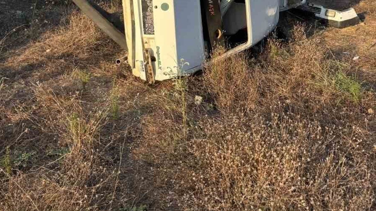 Manavgat'ta direksiyon kontrolünü yitiren otomobil şarampole yuvarlandı