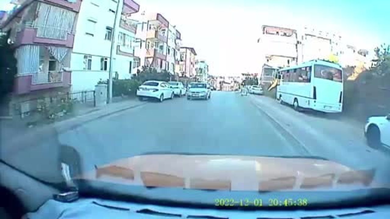 Manavgat'ta dur levhasına uymayan sürücü taksiyle çarpıştı, anlar kamerada