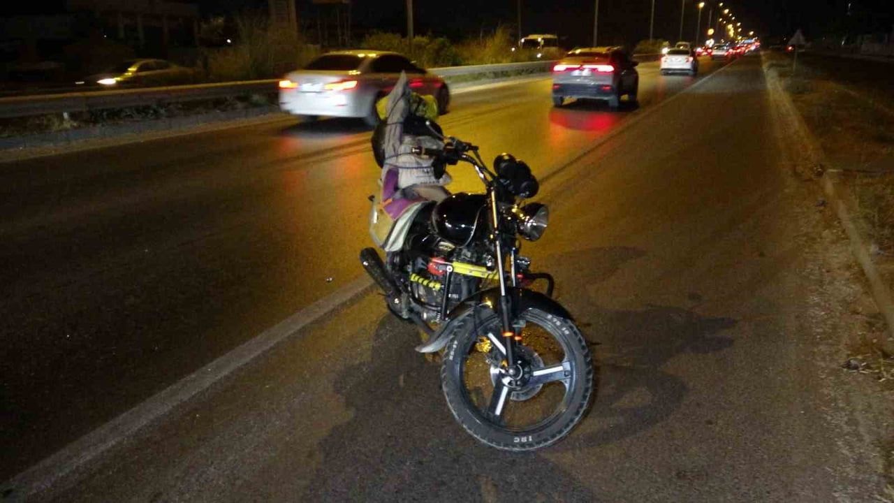 Manavgat'ta emniyet şeridinde ilerleyen motosiklet yayayı metrelerce sürükledi