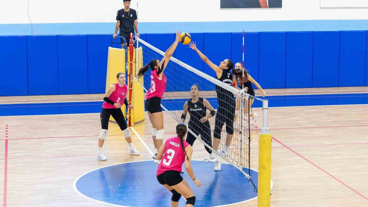 Manavgat'ta hazırlık maçında disiplin mesajı veren kadın voleybolcular
