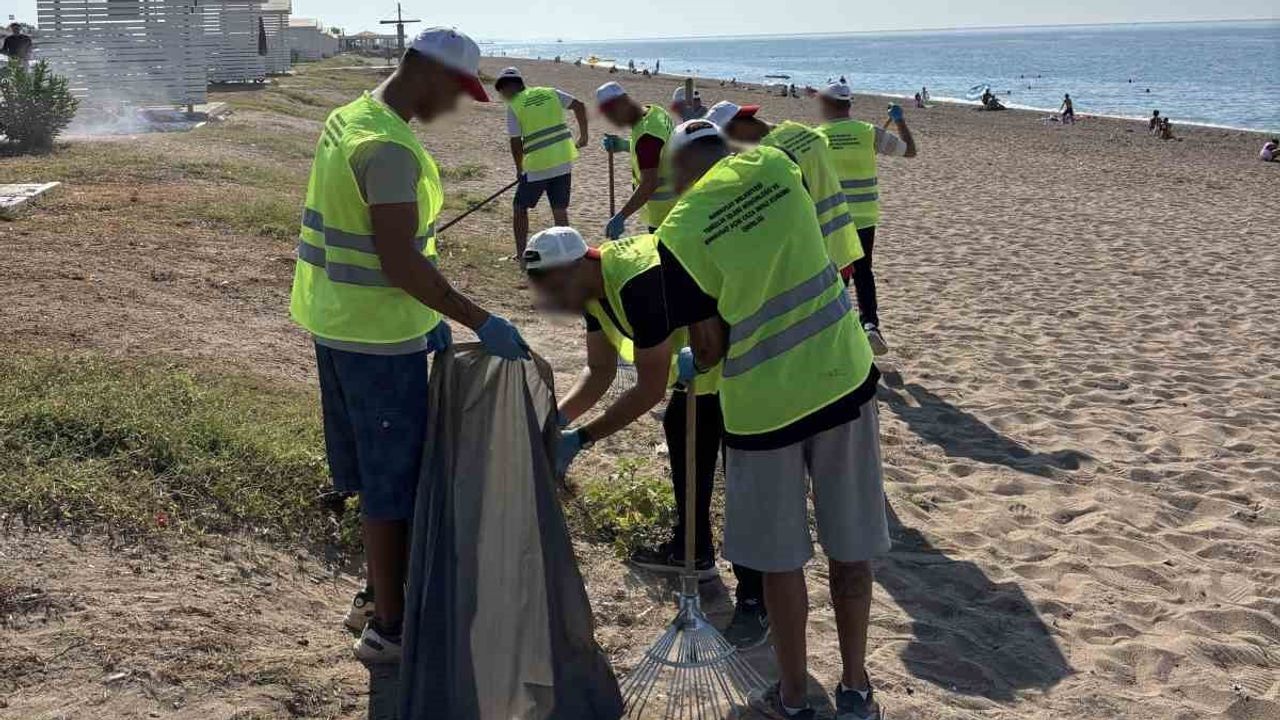 manavgat’ta hükümlülerden gönüllü sahil temizliği ve düzenleme çalışması