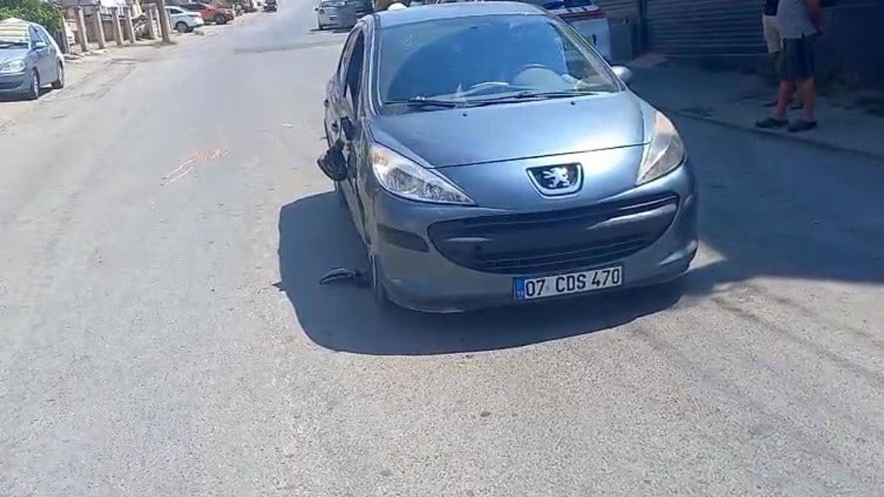Manavgat'ta karşıya geçmeye çalışan yaya otomobilin dikiz aynasının çarpmasıyla yaralandı
