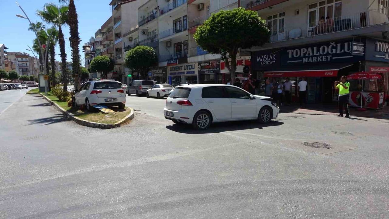 Manavgat'ta kavşakta çarpışma: araç levhaları devirdi, 2 kişi yaralandı
