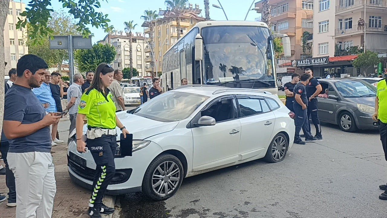 Manavgat'ta kavşakta çarpışma: otobüs sürücüsü ve yolcu yaralandı