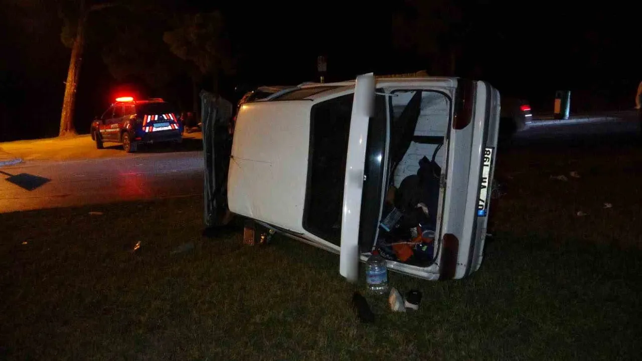 Manavgat'ta kavşakta takla atan otomobilde iki kişi yaralandı
