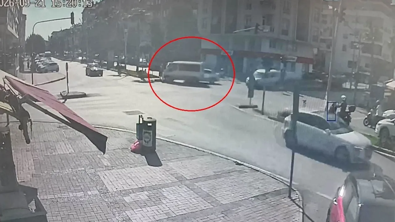 Manavgat'ta kavşakta yaşanan çarpışmada kamyonet yön levhasına çarptı