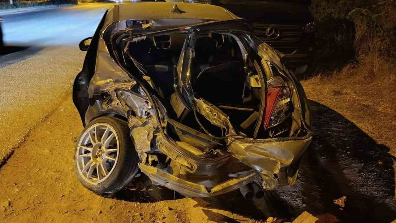 Manavgat’ta kontrolünü kaybeden otomobil karşı yöndeki otobüse çarptı: sürücü hastaneye kaldırıldı