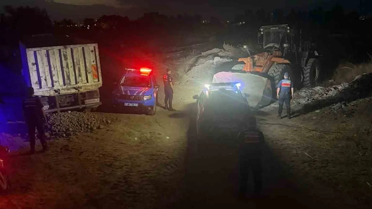 Manavgat'ta milli emlak arazisinden izinsiz kum taşıyan üç şüpheli gözaltında