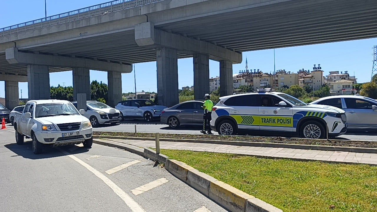 Manavgat'ta park halindeki kamyonet önce alarma ardından basit bir nedene yol açtı