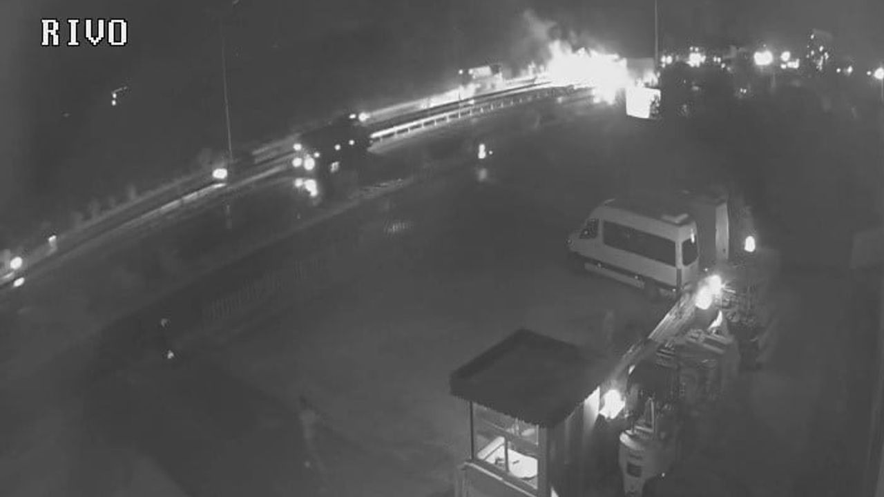 Manavgat'ta refüjde geceyi aydınlatan kuru ot yangını kontrol altına alındı
