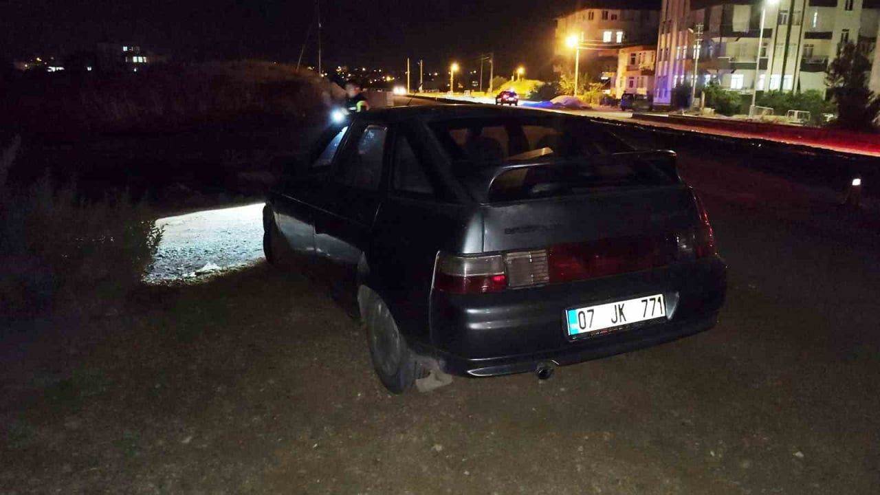 Manavgat'ta savrulan otomobil refüje çarptı, sürücü yaralandı