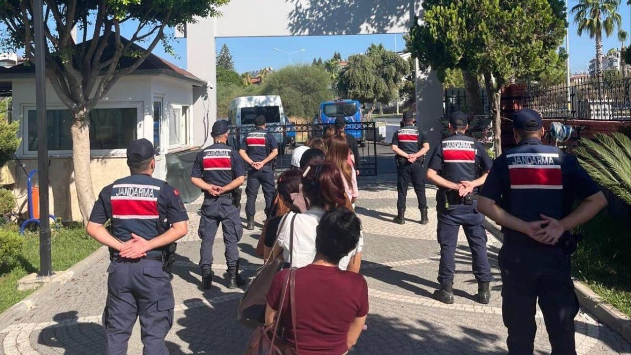 Manavgat’ta şebeke çökertildi: izinsiz çalıştırılan 14 yabancı kurtarıldı