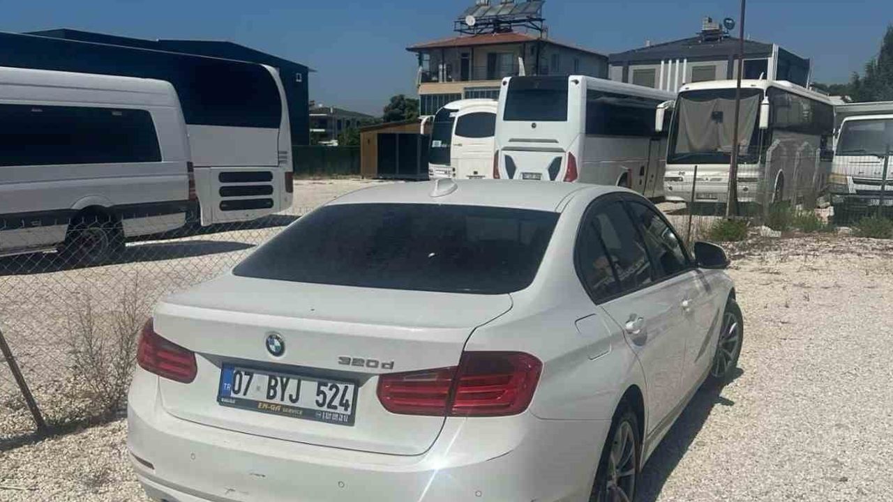 Manavgat'ta tali yola kontrolsüz dönüş yapan araca motosiklet çarptı