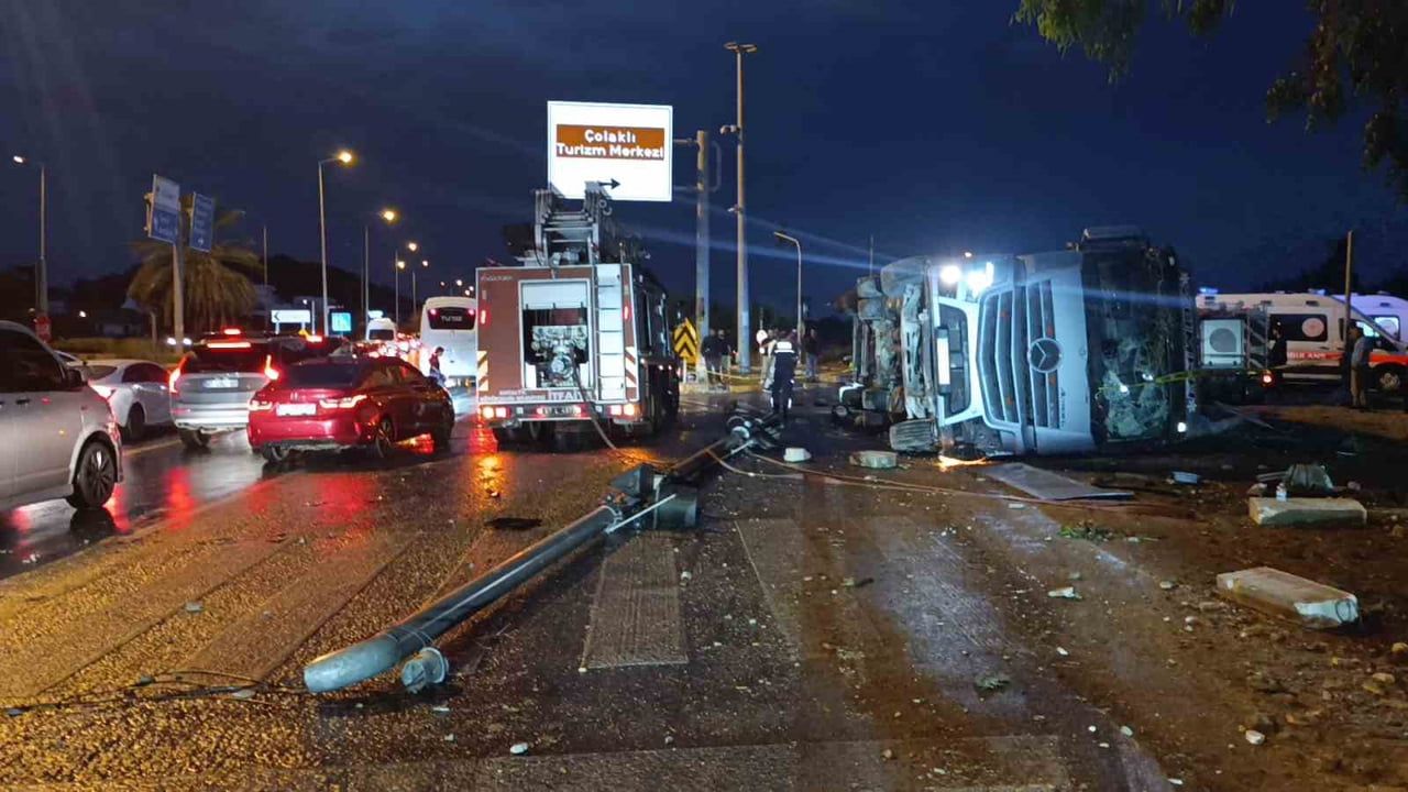 Manavgat'ta tır devrildi: dolmuş durağında iki kişi hayatını kaybetti