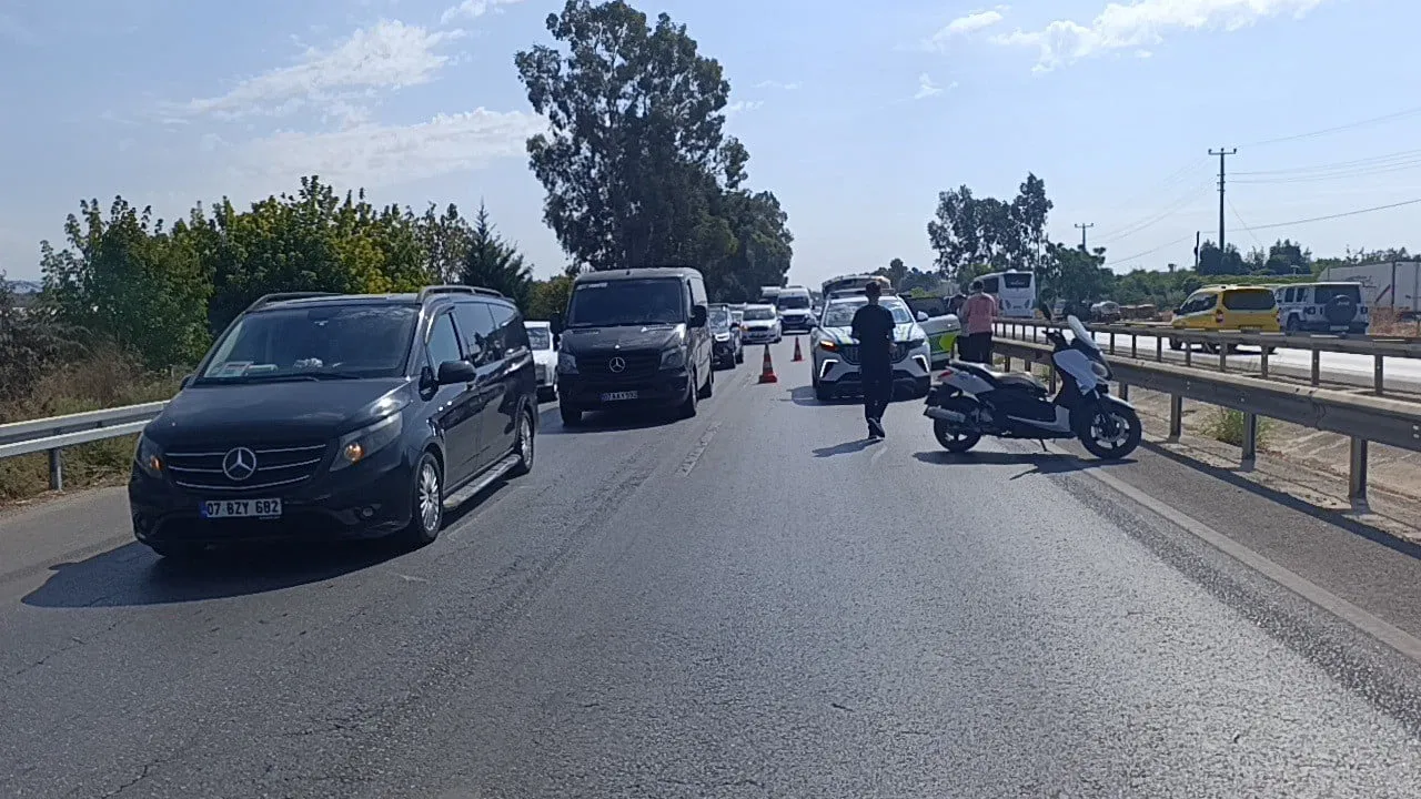 Manavgat'ta üç araçlı zincirleme kaza, d-400'de uzun araç kuyruğu oluştu