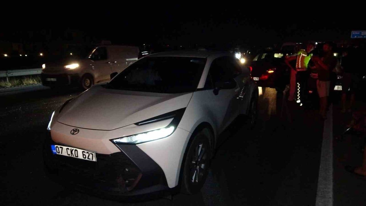 Manavgat'ta yola fırlayan köpeğin yol açtığı zincirleme kaza trafiği durdurdu