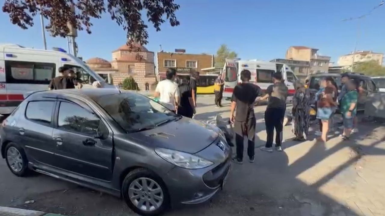 Manevra sırasında motosiklet devrildi: Haşimişcan Caddesi'nde iki genç yaralandı