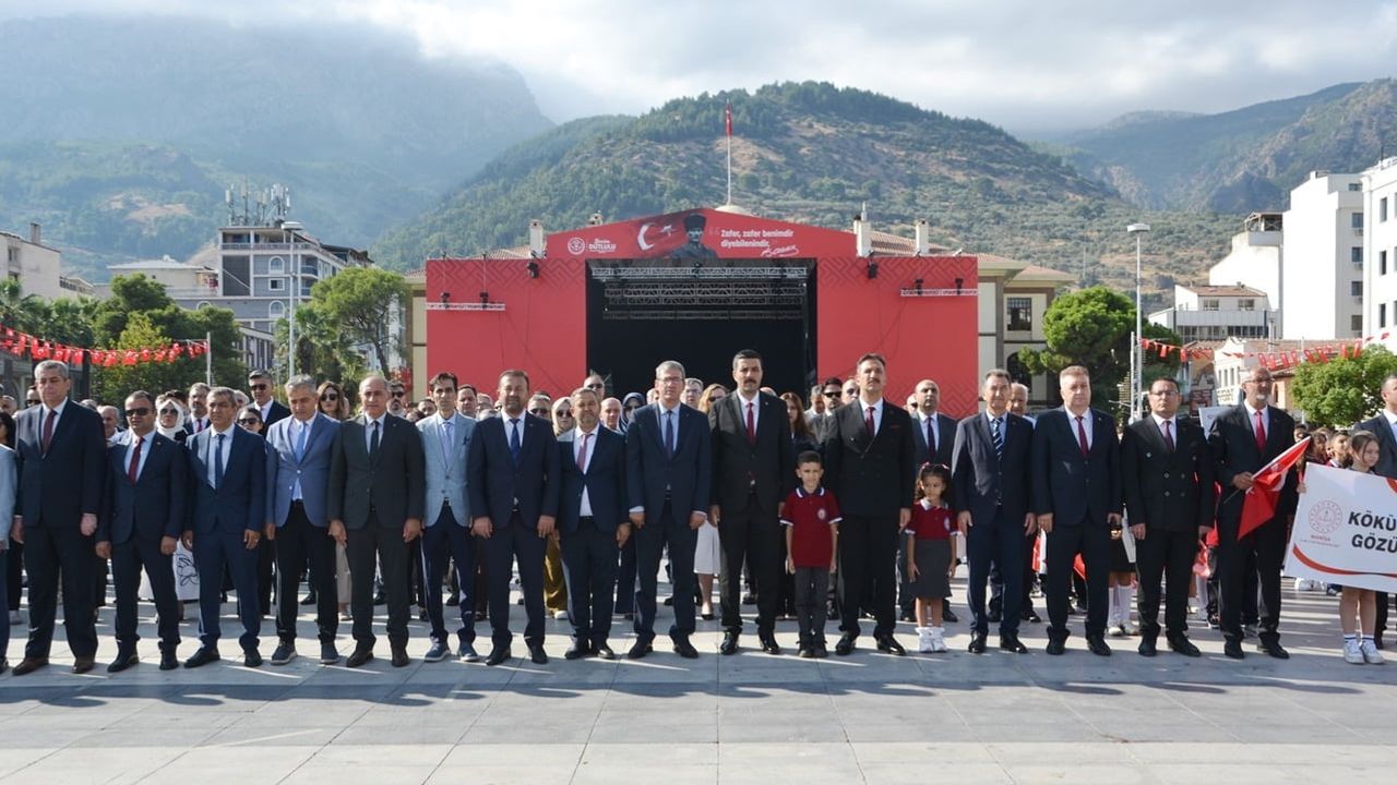 Manisa'da 270 bin 12 öğrencinin yeni eğitim yılı coşkusu başladı