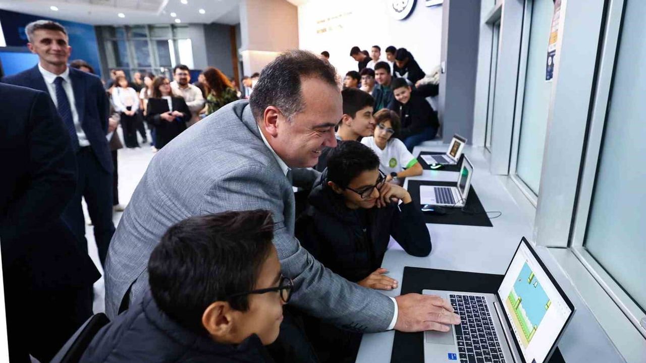 Manisa'da Akademi Manisa mezunları ilk dijital projelerini sergiledi