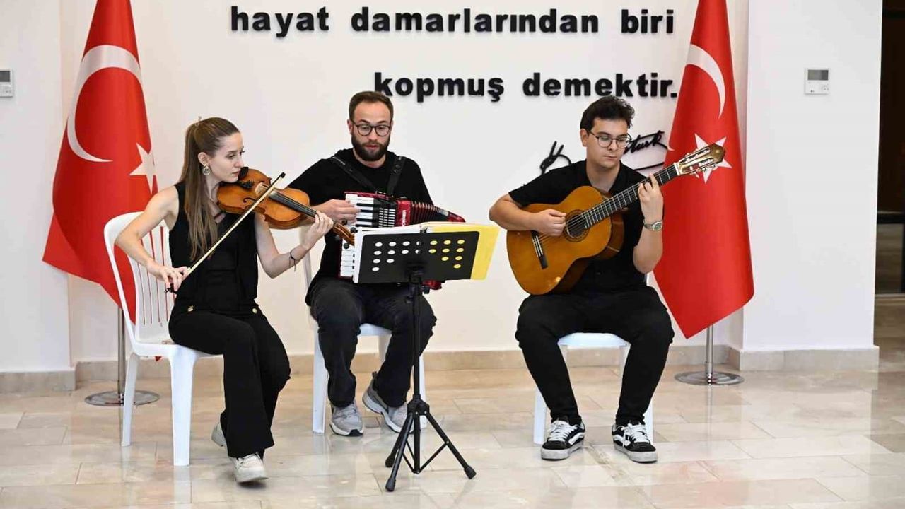 Manisa'da kurtuluş gününde Bedri Rahmi sergisi sanatseverlerle buluştu