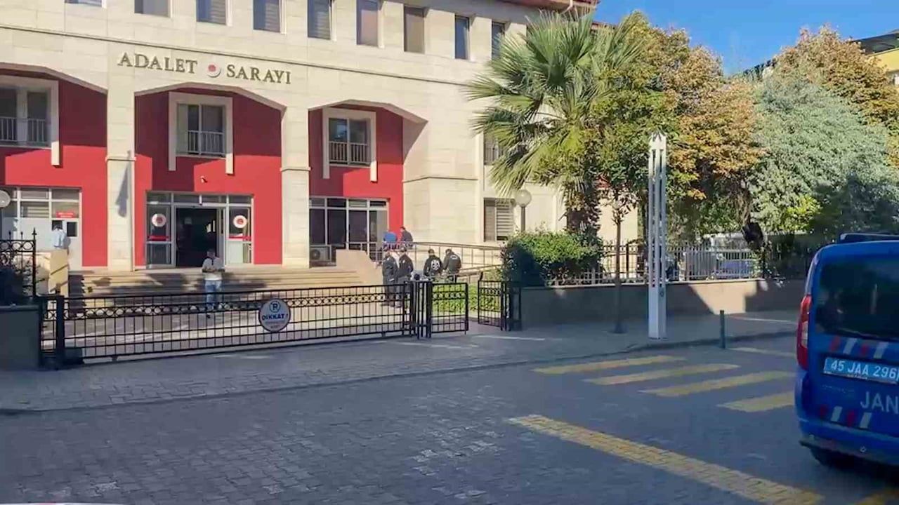 Manisa'da lise çevresindeki silahlı saldırıda 10 şüpheli adliyeye sevk edildi