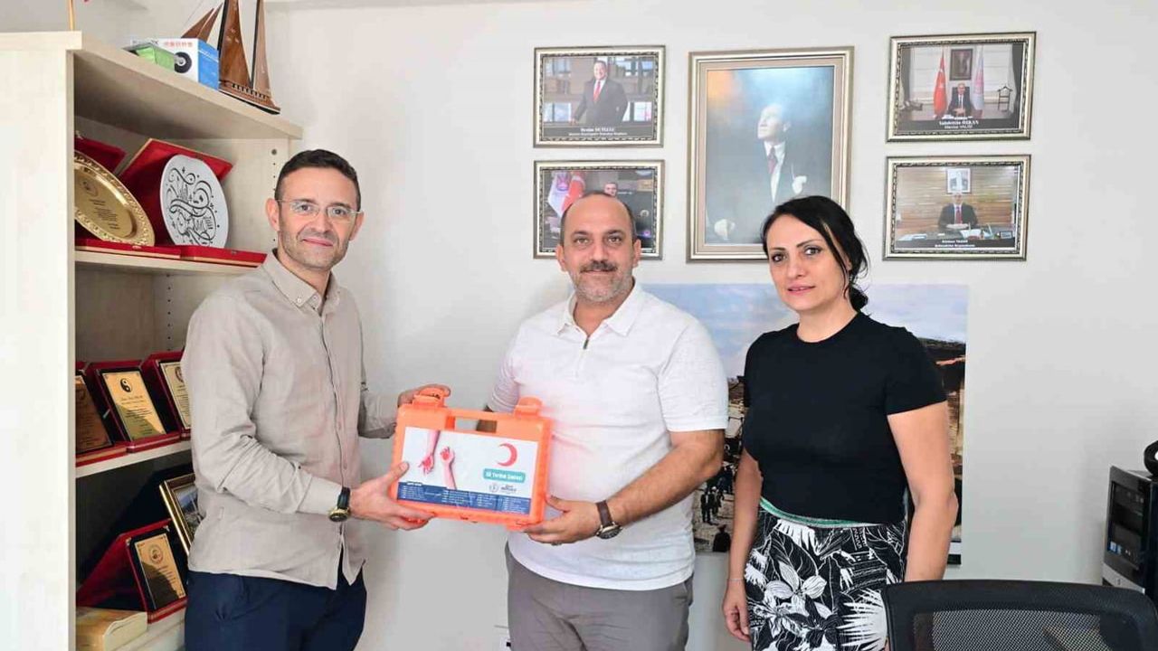 Manisa'da muhtarlara dağıtılan ilk yardım çantalarıyla mahalle bilinci güçlendirildi