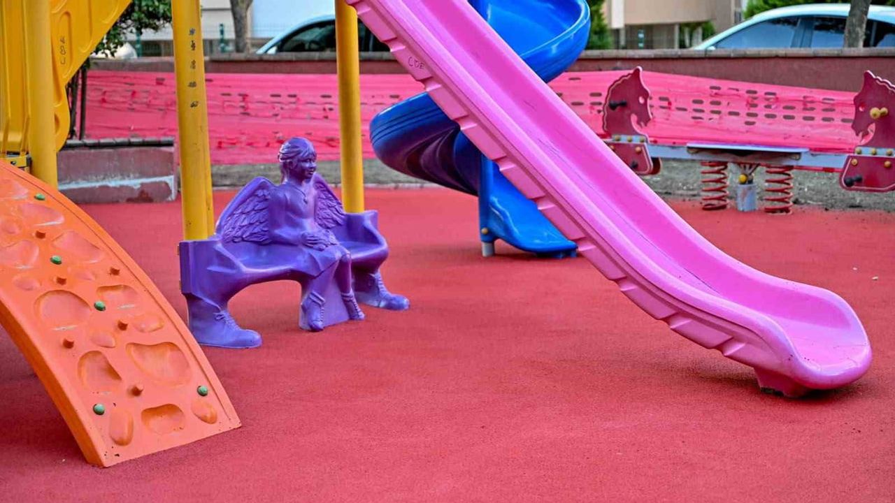 Manisa'da parklara kauçuk zeminle güvenlik ve estetik kazandırılıyor