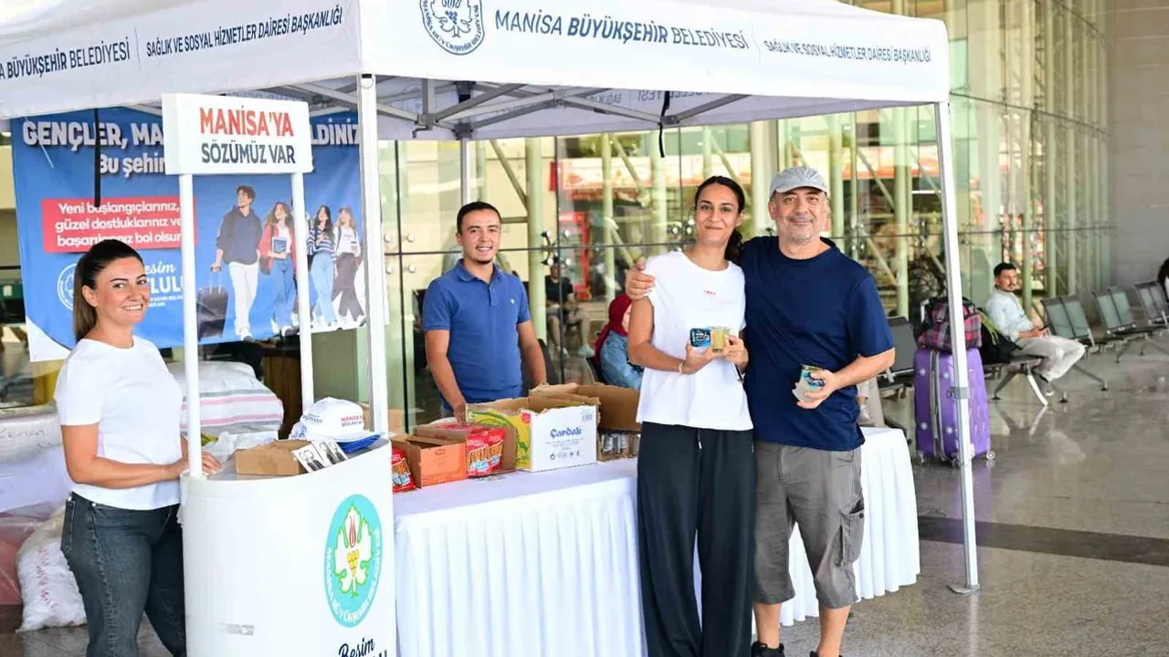 Manisa'da üniversitelere terminalde sıcak 'hoş geldin' karşılama