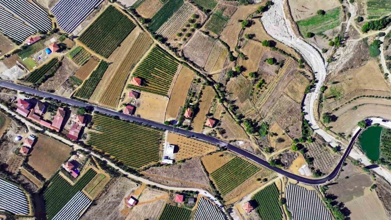 Manisa kendi imkânlarıyla Sarıgöl'de 6 kilometrelik bağlantı yolunu sıcak asfalta kavuşturuyor