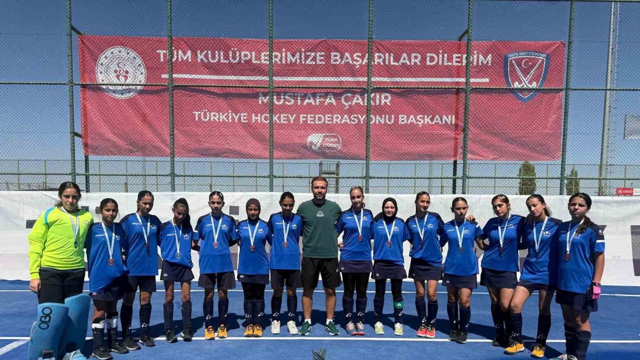 Manisa'nın U14 hokey kızları 1. lige yükseldi