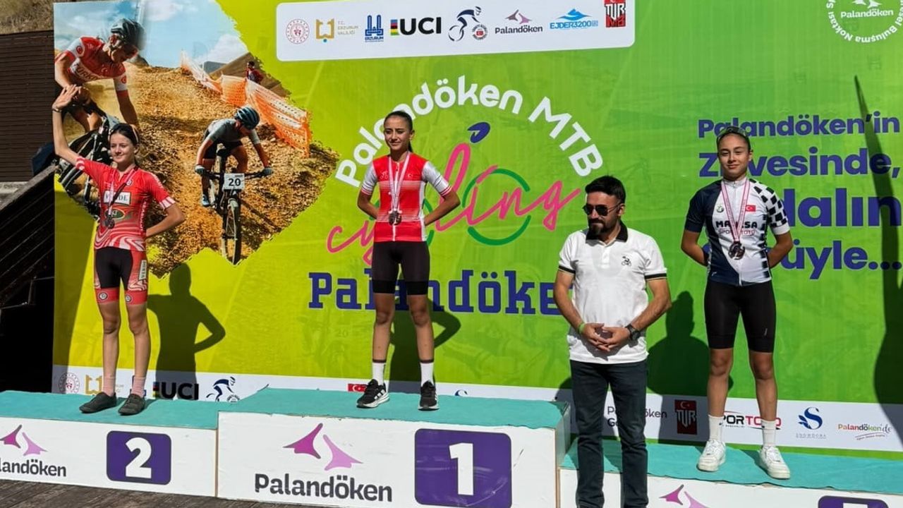 Manisalı bisikletçiler Palandöken'den 14 madalya ile döndü