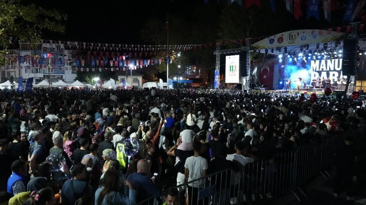 Manuş Baba Yenişehir'de binlerce kişiye müzik dolu gece yaşattı