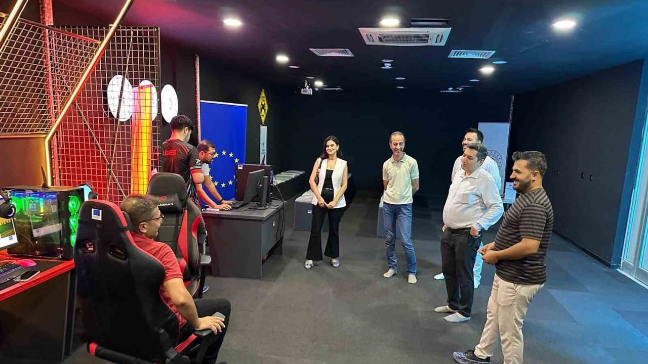 Mardin'de gençlere dijital yol haritası sunan e-spor ve yazılımcı atölyesi