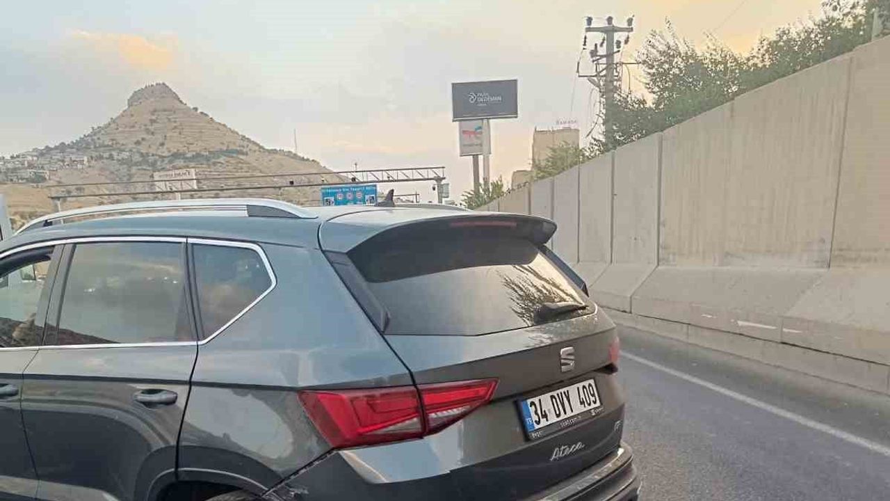 Mardin'de Midyat Yolu'nda iki otomobil çarpıştı: sürücüler yara almadan kurtuldu