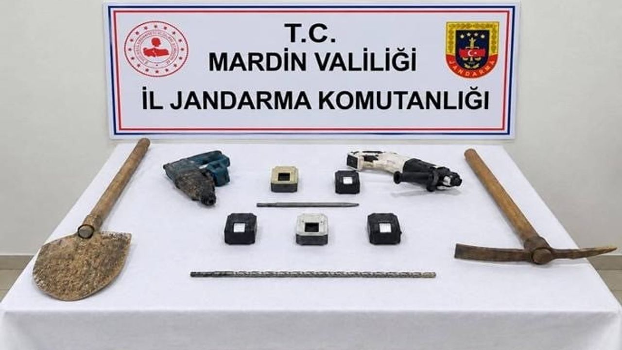 Mardin'de üç ilçeye yayılan operasyonda çok sayıda tarihi eser ele geçirildi