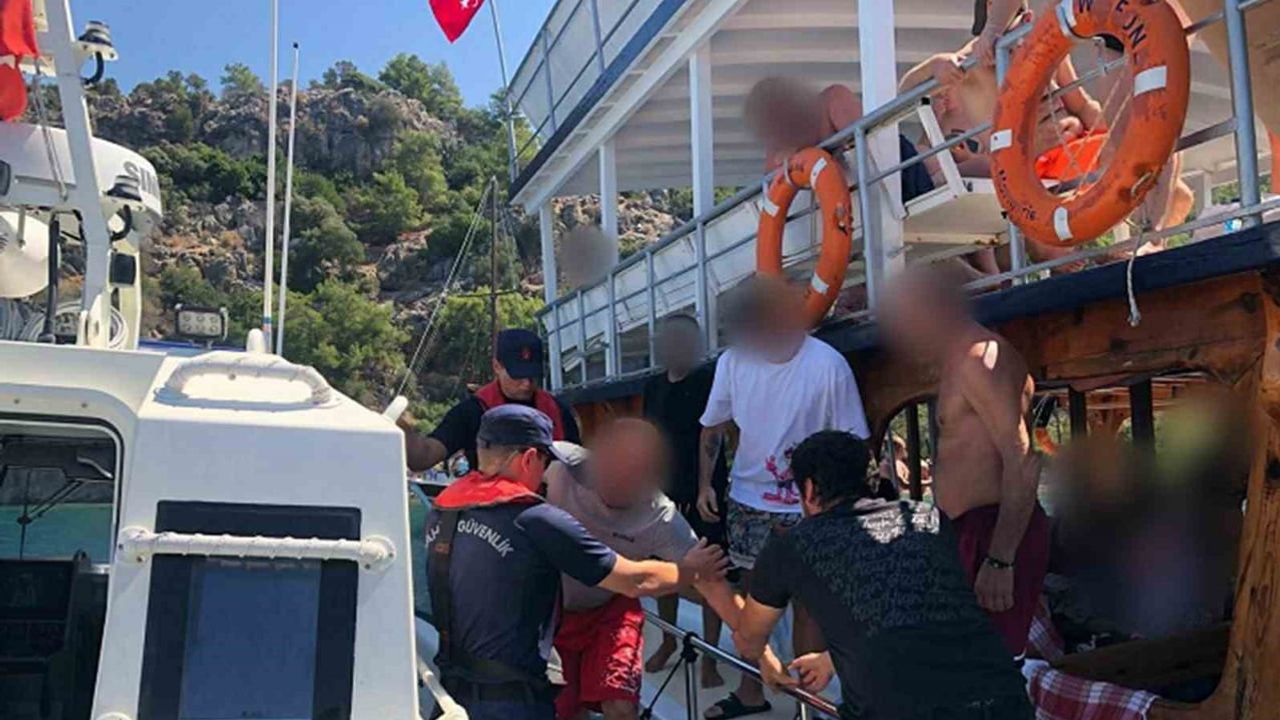 Marmaris'te denizde yardım çağrısı: Sahil Güvenlik iki kişiyi tahliye etti