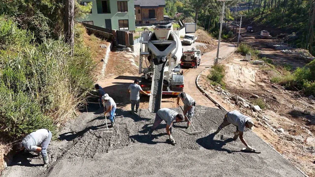 Marmaris'te yollara sathi kaplama ve beton dokunuşu