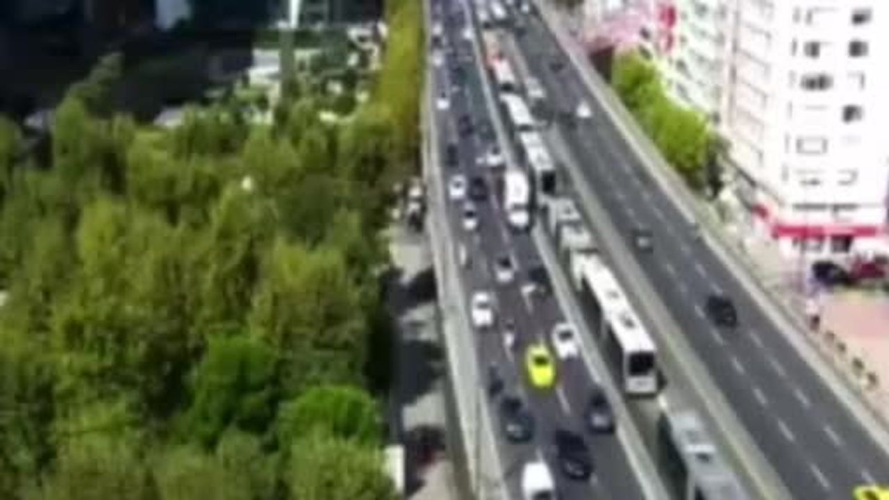Mecidiyeköy metrobüs durağında arıza seferleri aksattı