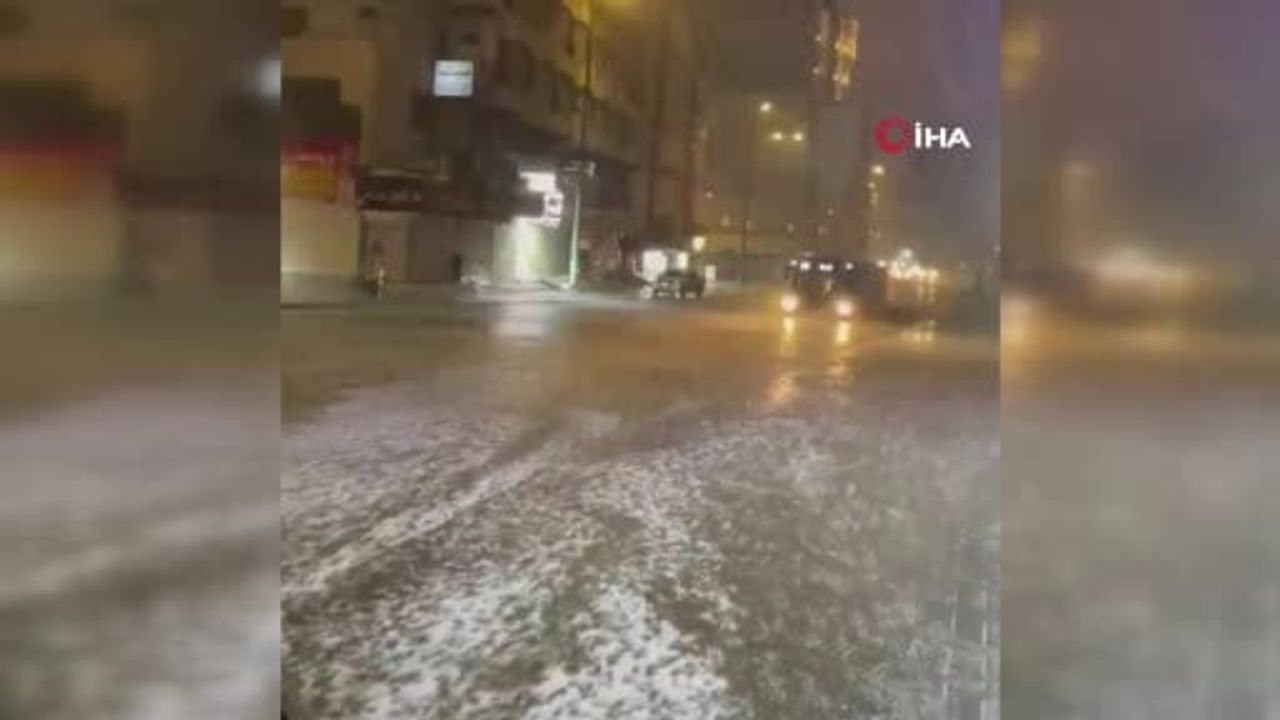 Mekke-i Mükerreme'de fırtına altında tavaf edenler ibadetini sürdürdü