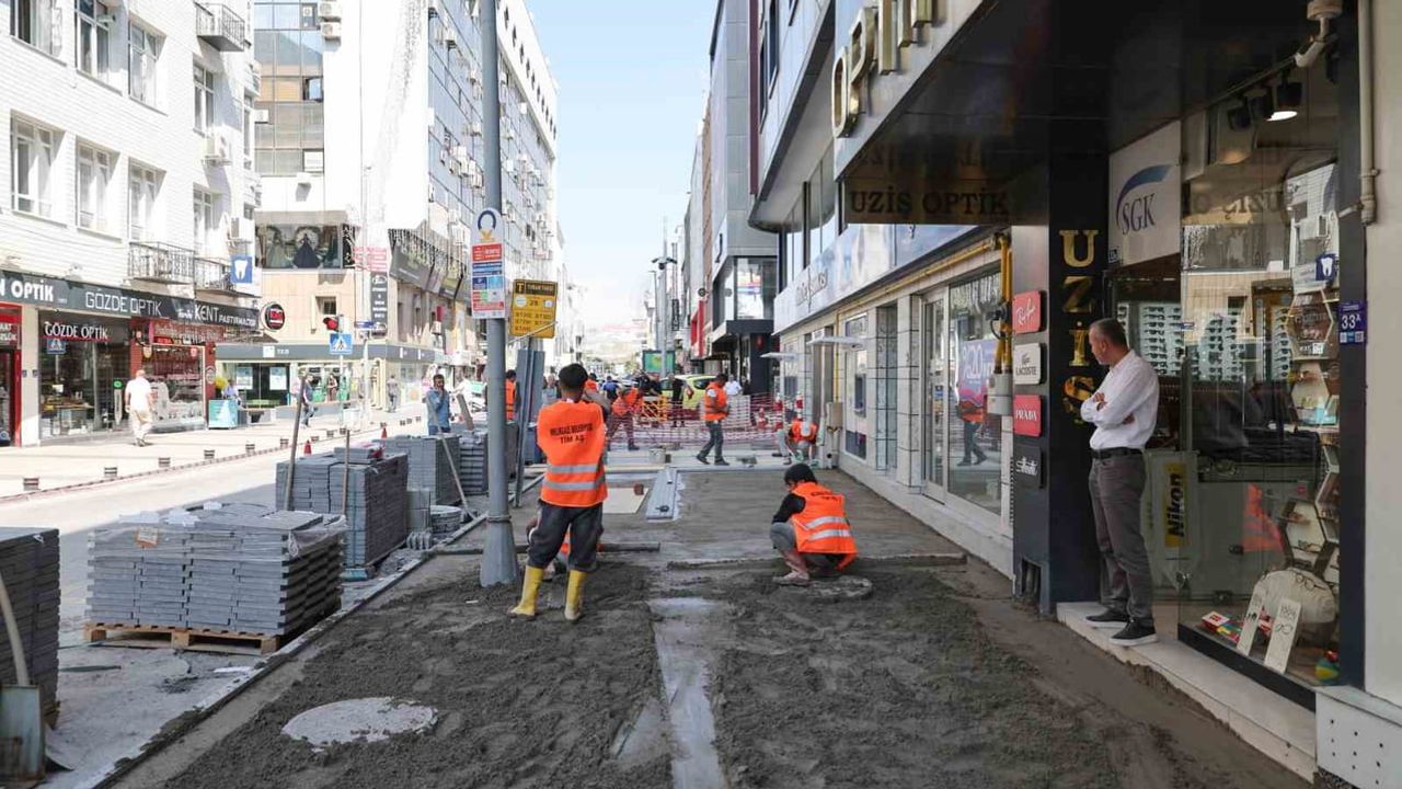 Melikgazi Belediyesi merkezde yaya yollarını baştan aşağı yeniliyor