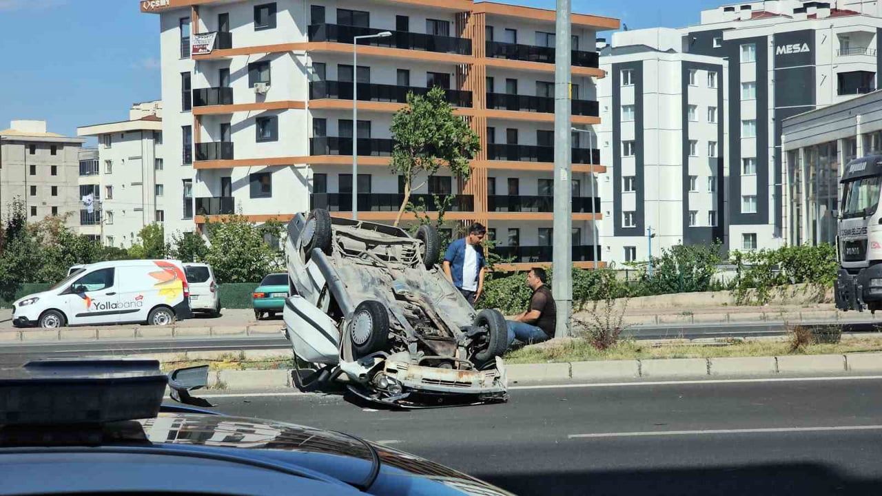 Melikgazi'de güvenlik kamerasına yansıyan çarpışma: otomobil takla atıp sürücü yara almadan çıktı