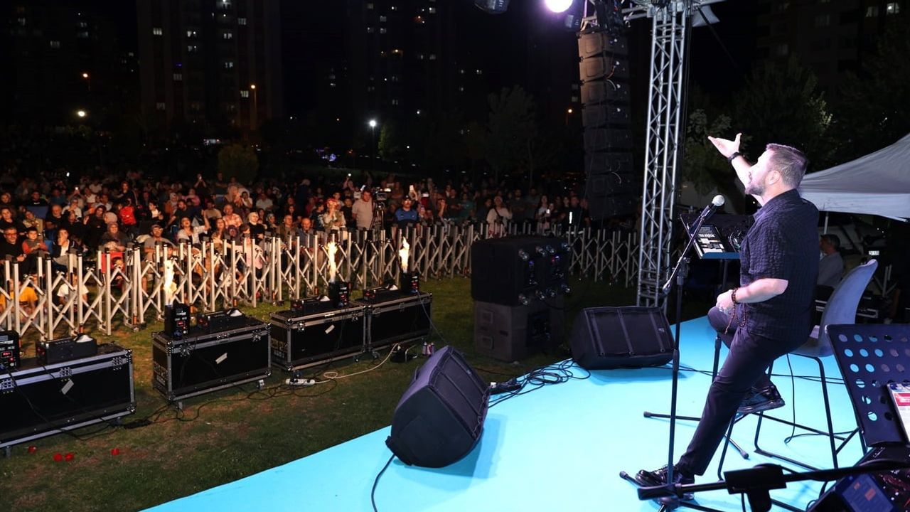 melikgazi'de ilden yeşilyurt parkı'nda talha bora öge ile konser coşkusu