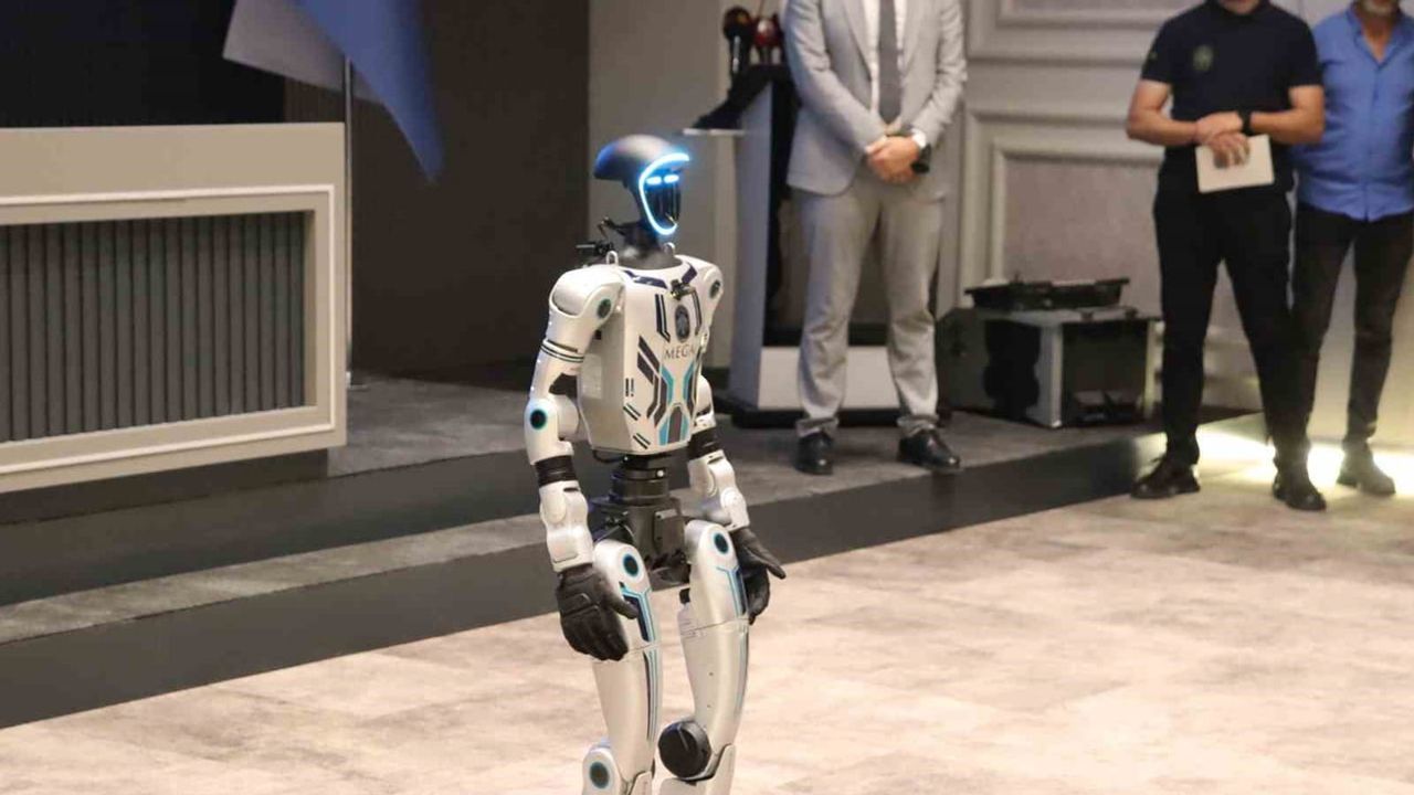 Melikgazi'de 'MEGA' dönemi: insansı robot rehberlik ve denetimde göreve başladı