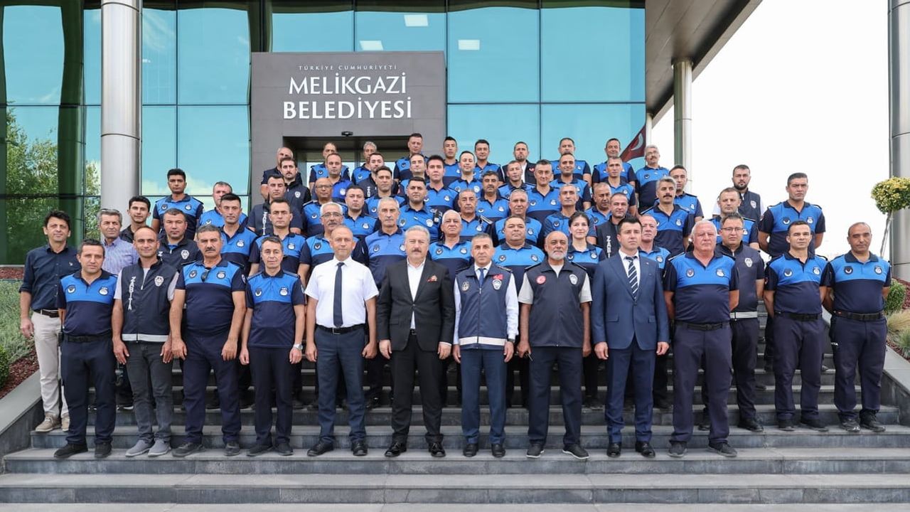Melikgazi'de zabıta haftasında başkanın sürpriz ziyareti ve insansı robot MEGA tanıtıldı
