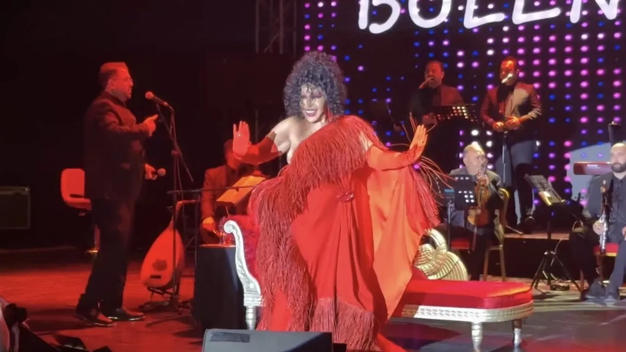 Memleketinde sevgiyle karşılanan Bülent Ersoy Bursa'da coşkuyla sahne aldı