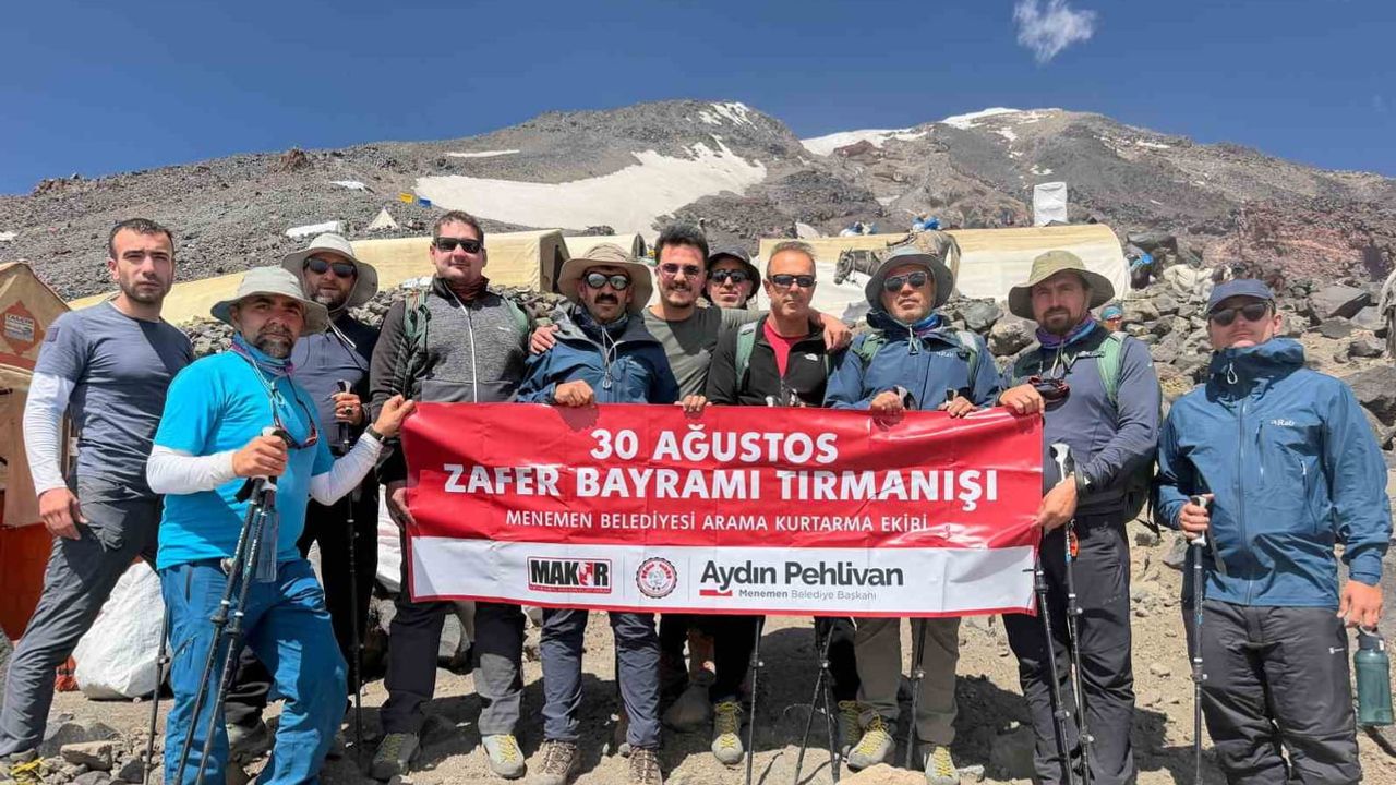 Menemen arama kurtarma ekibi Ağrı'nın zirvesine çıkarak tarihe geçti