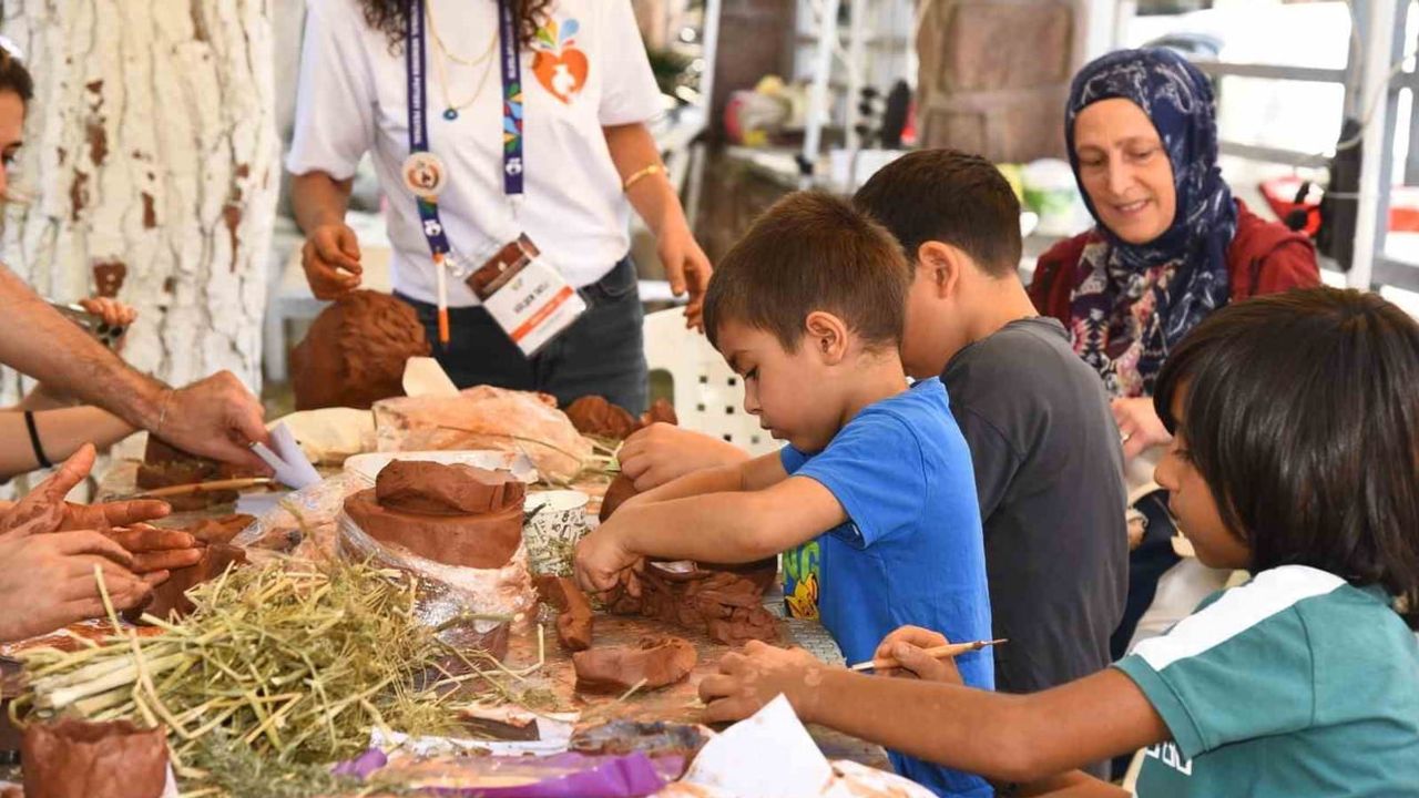 Menemen çömlek festivalinde iyilik yap, denize at atölyesiyle deniz canlılarına yuva hazırlanıyor