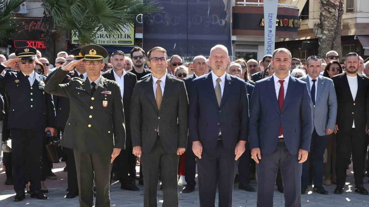 Menemen'de 104 yıllık kurtuluş anısına kortej ve zeybek şöleni