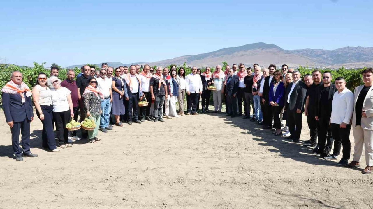Menemen'de bağ bozumu şenliği bereketi tarladan sofraya taşıdı
