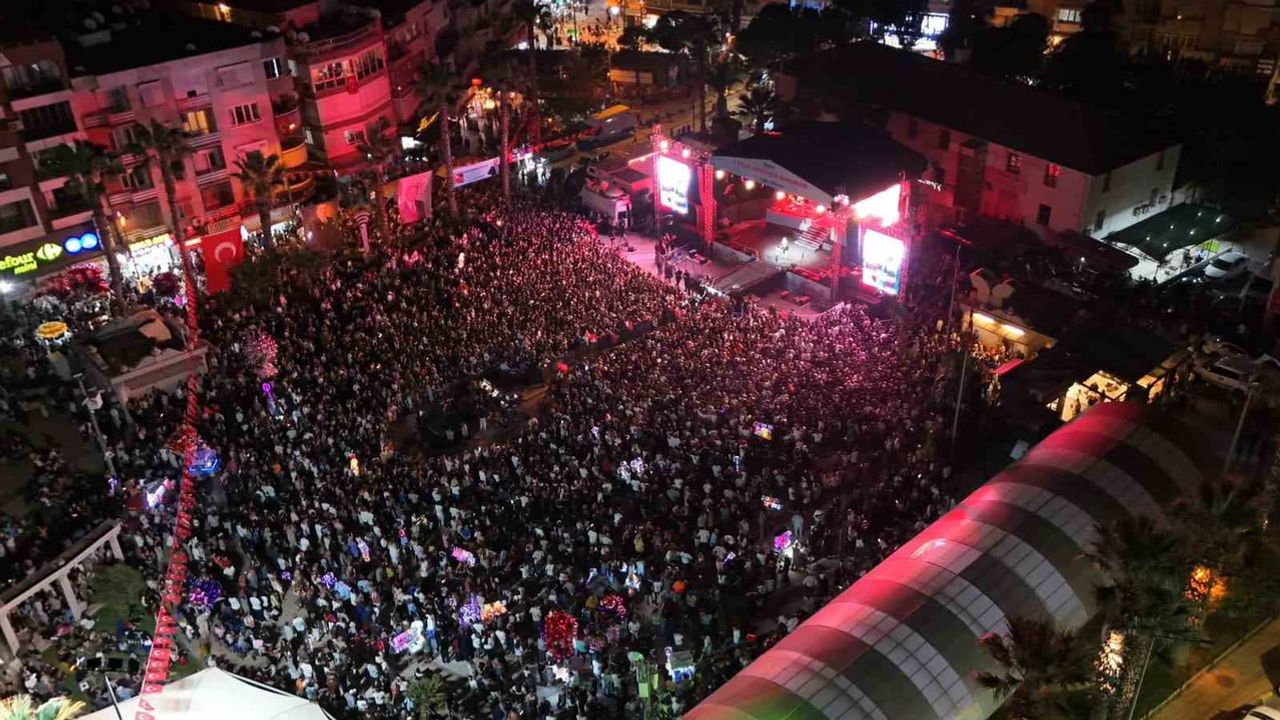 Menemen'de kurtuluş coşkusu meydanı doldurdu: Sefo sahneyi coşturdu